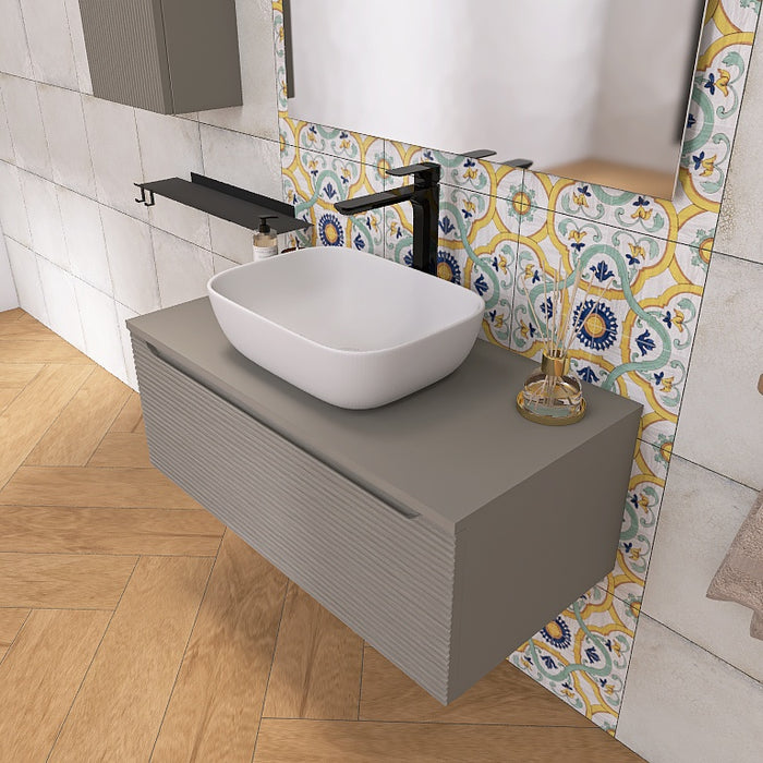 Composizione bagno sospesa interamente realizzata in Italia composta da una base con 1 cassettone in finitura cannettata orizzontale, un top in tinta con la base, un elegante lavabo da appoggio in ceramica bianca, un grande specchio rettangolare a filo lucido con lampada a led, una mensola nera in metallo e un portasciugamani posizionato sul fianco del mobile.

Disponibile nelle finiture: Tortora Opaco, Bianco Opaco, Noce e Rovere.
