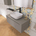 Composizione bagno sospesa interamente realizzata in Italia composta da una base con 1 cassettone in finitura cannettata orizzontale, un top in tinta con la base, un elegante lavabo da appoggio in ceramica bianca, un grande specchio rettangolare a filo lucido con lampada a led, una mensola nera in metallo e un portasciugamani posizionato sul fianco del mobile.

Disponibile nelle finiture: Tortora Opaco, Bianco Opaco, Noce e Rovere.