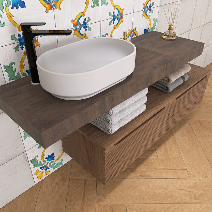 composizione penelope 04 con top sctolare in finitura ossidata e base cannettata orizzontale e laabo in appoggio in ceramica bianca opaca