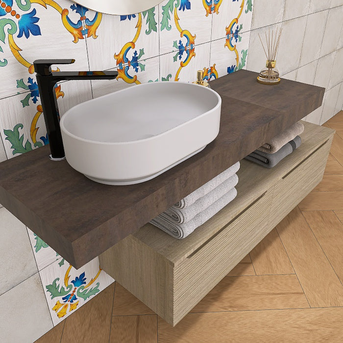 composizione penelope 04 con top sctolare in finitura ossidata e base cannettata orizzontale e laabo in appoggio in ceramica bianca opaca