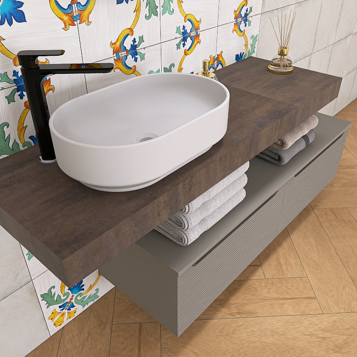 composizione penelope 04 con top sctolare in finitura ossidata e base cannettata orizzontale e laabo in appoggio in ceramica bianca opaca