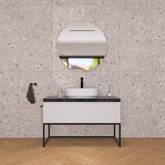 Un moderno mobile da bagno a terra, solido e di grande impatto visivo, grazie alla particolare cornice in metallo nero opaco, che crea un gioco di colore con la base cannettata orizzontale che contraddistingue la serie Penelope.
Altro filo conduttore della serie è il top scatolare nella particolare finitura marmo Nero marquinia.
Penelope 06 è un mobile audace e duraturo, che gioca con colori e materiali, al contempo elegante ed estremamente moderno.
Disponibile nelle finiture: Tortora Opaco, Bianco 