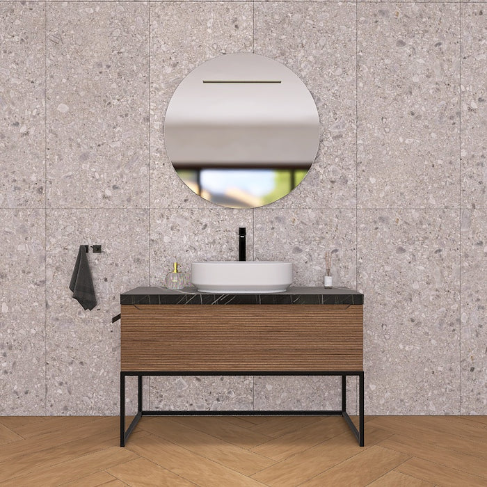 Un moderno mobile da bagno a terra, solido e di grande impatto visivo, grazie alla particolare cornice in metallo nero opaco, che crea un gioco di colore con la base cannettata orizzontale che contraddistingue la serie Penelope.
Altro filo conduttore della serie è il top scatolare nella particolare finitura marmo Nero marquinia.
Penelope 06 è un mobile audace e duraturo, che gioca con colori e materiali, al contempo elegante ed estremamente moderno.
Disponibile nelle finiture: Tortora Opaco, Bianco 