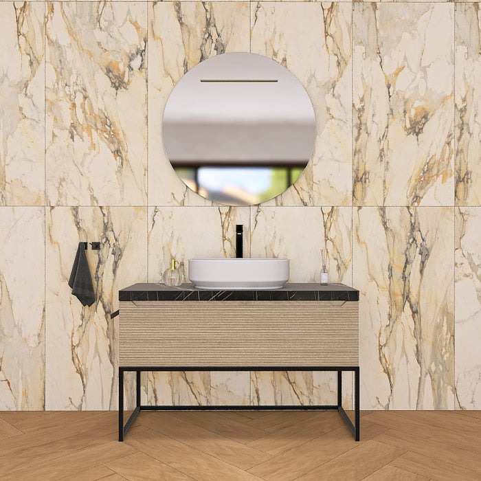 Un moderno mobile da bagno a terra, solido e di grande impatto visivo, grazie alla particolare cornice in metallo nero opaco, che crea un gioco di colore con la base cannettata orizzontale che contraddistingue la serie Penelope.
Altro filo conduttore della serie è il top scatolare nella particolare finitura marmo Nero marquinia.
Penelope 06 è un mobile audace e duraturo, che gioca con colori e materiali, al contempo elegante ed estremamente moderno.
Disponibile nelle finiture: Tortora Opaco, Bianco 