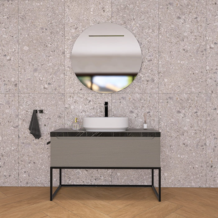 Un moderno mobile da bagno a terra, solido e di grande impatto visivo, grazie alla particolare cornice in metallo nero opaco, che crea un gioco di colore con la base cannettata orizzontale che contraddistingue la serie Penelope.
Altro filo conduttore della serie è il top scatolare nella particolare finitura marmo Nero marquinia.
Penelope 06 è un mobile audace e duraturo, che gioca con colori e materiali, al contempo elegante ed estremamente moderno.
Disponibile nelle finiture: Tortora Opaco, Bianco 