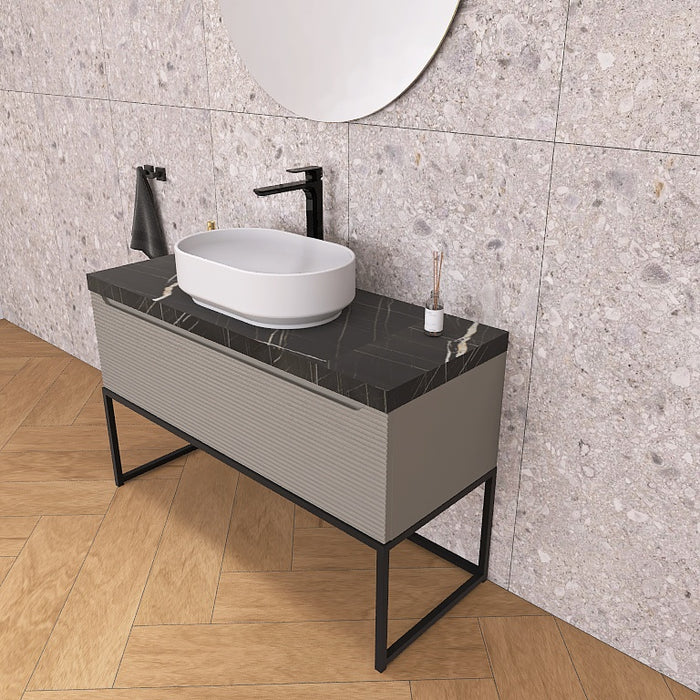 Un moderno mobile da bagno a terra, solido e di grande impatto visivo, grazie alla particolare cornice in metallo nero opaco, che crea un gioco di colore con la base cannettata orizzontale che contraddistingue la serie Penelope.
Altro filo conduttore della serie è il top scatolare nella particolare finitura marmo Nero marquinia.
Penelope 06 è un mobile audace e duraturo, che gioca con colori e materiali, al contempo elegante ed estremamente moderno.
Disponibile nelle finiture: Tortora Opaco, Bianco 