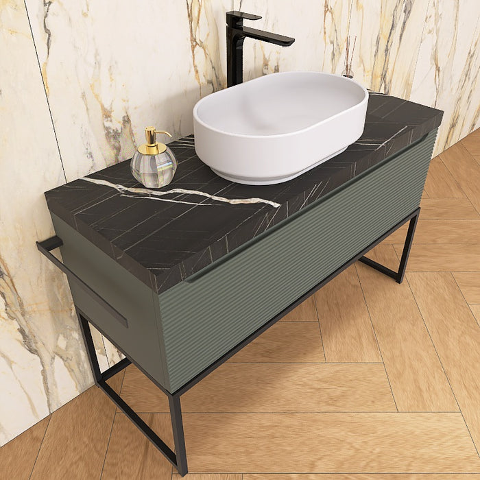 Un moderno mobile da bagno a terra, solido e di grande impatto visivo, grazie alla particolare cornice in metallo nero opaco, che crea un gioco di colore con la base cannettata orizzontale che contraddistingue la serie Penelope.
Altro filo conduttore della serie è il top scatolare nella particolare finitura marmo Nero marquinia.
Penelope 06 è un mobile audace e duraturo, che gioca con colori e materiali, al contempo elegante ed estremamente moderno.
Disponibile nelle finiture: Tortora Opaco, Bianco 