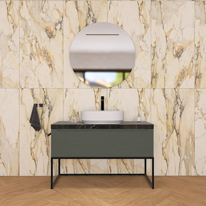 Un moderno mobile da bagno a terra, solido e di grande impatto visivo, grazie alla particolare cornice in metallo nero opaco, che crea un gioco di colore con la base cannettata orizzontale che contraddistingue la serie Penelope.
Altro filo conduttore della serie è il top scatolare nella particolare finitura marmo Nero marquinia.
Penelope 06 è un mobile audace e duraturo, che gioca con colori e materiali, al contempo elegante ed estremamente moderno.
Disponibile nelle finiture: Tortora Opaco, Bianco 