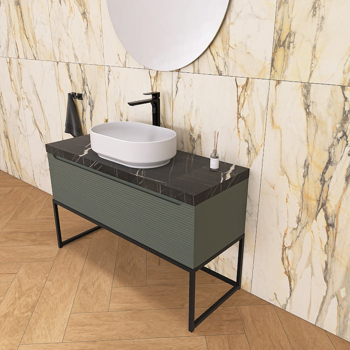 Un moderno mobile da bagno a terra, solido e di grande impatto visivo, grazie alla particolare cornice in metallo nero opaco, che crea un gioco di colore con la base cannettata orizzontale che contraddistingue la serie Penelope.
Altro filo conduttore della serie è il top scatolare nella particolare finitura marmo Nero marquinia.
Penelope 06 è un mobile audace e duraturo, che gioca con colori e materiali, al contempo elegante ed estremamente moderno.
Disponibile nelle finiture: Tortora Opaco, Bianco 