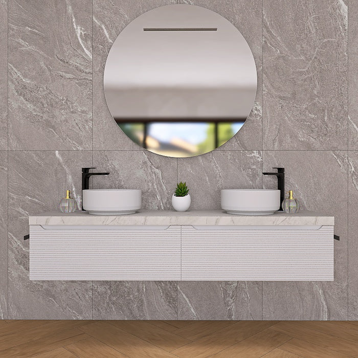 Penelope 07 è un raffinato mobile bagno sospeso con doppio lavabo, top scatolare in finitura marmo calacatta e base con due cassettoni in finitura cannettata orizzontale. Perfetto per bagni moderni e minimalisti, offre un design elegante e funzionale con ampio spazio contenitivo. La composizione include un moderno e armonico specchio rotondo con illuminazione a LED.&nbsp;