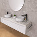 Penelope 07 è un raffinato mobile bagno sospeso con doppio lavabo, top scatolare in finitura marmo calacatta e base con due cassettoni in finitura cannettata orizzontale. Perfetto per bagni moderni e minimalisti, offre un design elegante e funzionale con ampio spazio contenitivo. La composizione include un moderno e armonico specchio rotondo con illuminazione a LED.&nbsp;