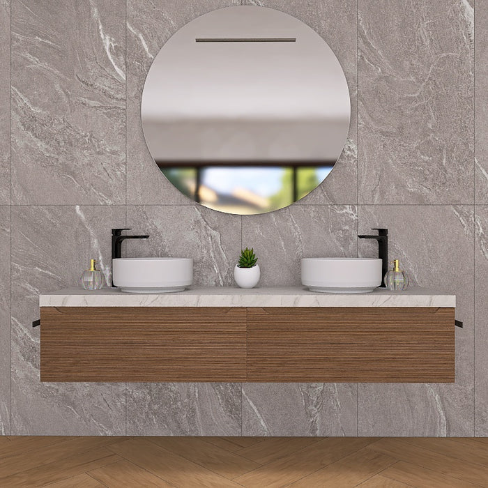 Penelope 07 è un raffinato mobile bagno sospeso con doppio lavabo, top scatolare in finitura marmo calacatta e base con due cassettoni in finitura cannettata orizzontale. Perfetto per bagni moderni e minimalisti, offre un design elegante e funzionale con ampio spazio contenitivo. La composizione include un moderno e armonico specchio rotondo con illuminazione a LED.&nbsp;