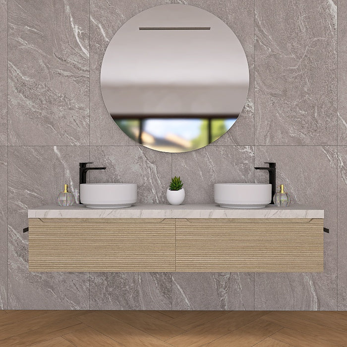 Penelope 07 è un raffinato mobile bagno sospeso con doppio lavabo, top scatolare in finitura marmo calacatta e base con due cassettoni in finitura cannettata orizzontale. Perfetto per bagni moderni e minimalisti, offre un design elegante e funzionale con ampio spazio contenitivo. La composizione include un moderno e armonico specchio rotondo con illuminazione a LED.&nbsp;