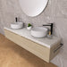 Penelope 07 è un raffinato mobile bagno sospeso con doppio lavabo, top scatolare in finitura marmo calacatta e base con due cassettoni in finitura cannettata orizzontale. Perfetto per bagni moderni e minimalisti, offre un design elegante e funzionale con ampio spazio contenitivo. La composizione include un moderno e armonico specchio rotondo con illuminazione a LED