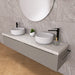 Penelope 07 è un raffinato mobile bagno sospeso con doppio lavabo, top scatolare in finitura marmo calacatta e base con due cassettoni in finitura cannettata orizzontale. Perfetto per bagni moderni e minimalisti, offre un design elegante e funzionale con ampio spazio contenitivo. La composizione include un moderno e armonico specchio rotondo con illuminazione a LED