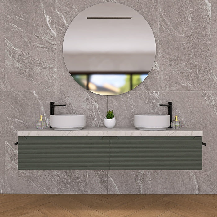 Penelope 07 è un raffinato mobile bagno sospeso con doppio lavabo, top scatolare in finitura marmo calacatta e base con due cassettoni in finitura cannettata orizzontale. Perfetto per bagni moderni e minimalisti, offre un design elegante e funzionale con ampio spazio contenitivo. La composizione include un moderno e armonico specchio rotondo con illuminazione a LED