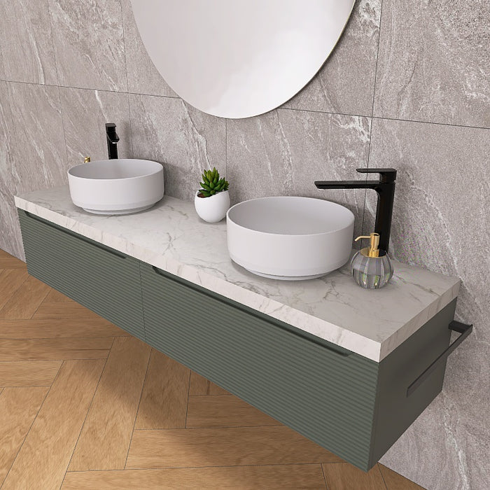 Penelope 07 è un raffinato mobile bagno sospeso con doppio lavabo, top scatolare in finitura marmo calacatta e base con due cassettoni in finitura cannettata orizzontale. Perfetto per bagni moderni e minimalisti, offre un design elegante e funzionale con ampio spazio contenitivo. La composizione include un moderno e armonico specchio rotondo con illuminazione a LED
