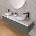 Penelope 07 è un raffinato mobile bagno sospeso con doppio lavabo, top scatolare in finitura marmo calacatta e base con due cassettoni in finitura cannettata orizzontale. Perfetto per bagni moderni e minimalisti, offre un design elegante e funzionale con ampio spazio contenitivo. La composizione include un moderno e armonico specchio rotondo con illuminazione a LED