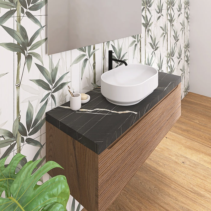 Il mobile presenta un elegante lavabo da appoggio, posizionato su un raffinato top scatolare in marmo nero marquinia. L'ampio cassetto sottostante, lungo ben 120 cm, con le sue discrete scanalature orizzontali e l’ anta a gola tipiche della serie Penelope, offre un pratico spazio contenitivo per riporre asciugamani, cosmetici e altri accessori, mantenendo tutto a portata di mano.
Completa la composizione un ampio specchio rettangolare con l’ elegante illuminazione a LED.