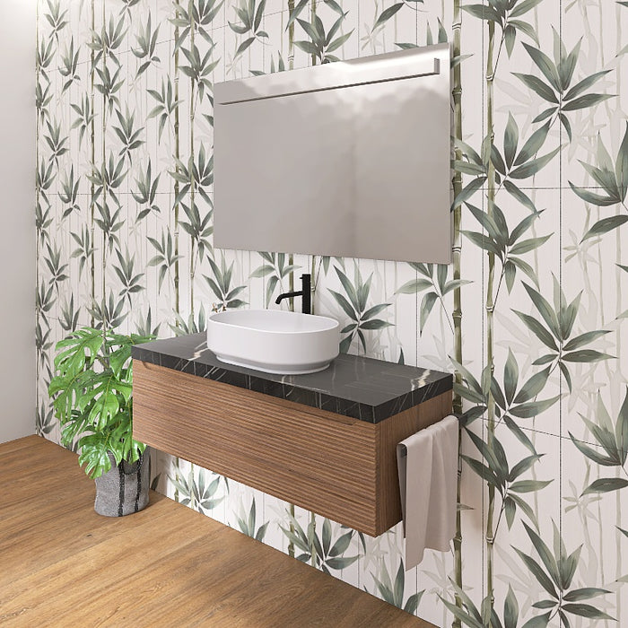 Il mobile presenta un elegante lavabo da appoggio, posizionato su un raffinato top scatolare in marmo nero marquinia. L'ampio cassetto sottostante, lungo ben 120 cm, con le sue discrete scanalature orizzontali e l’ anta a gola tipiche della serie Penelope, offre un pratico spazio contenitivo per riporre asciugamani, cosmetici e altri accessori, mantenendo tutto a portata di mano.
Completa la composizione un ampio specchio rettangolare con l’ elegante illuminazione a LED.