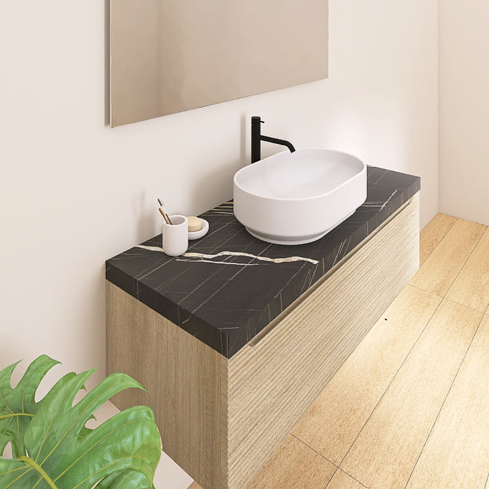 Il mobile presenta un elegante lavabo da appoggio, posizionato su un raffinato top scatolare in marmo nero marquinia. L'ampio cassetto sottostante, lungo ben 120 cm, con le sue discrete scanalature orizzontali e l’ anta a gola tipiche della serie Penelope, offre un pratico spazio contenitivo per riporre asciugamani, cosmetici e altri accessori, mantenendo tutto a portata di mano.
Completa la composizione un ampio specchio rettangolare con l’ elegante illuminazione a LED.