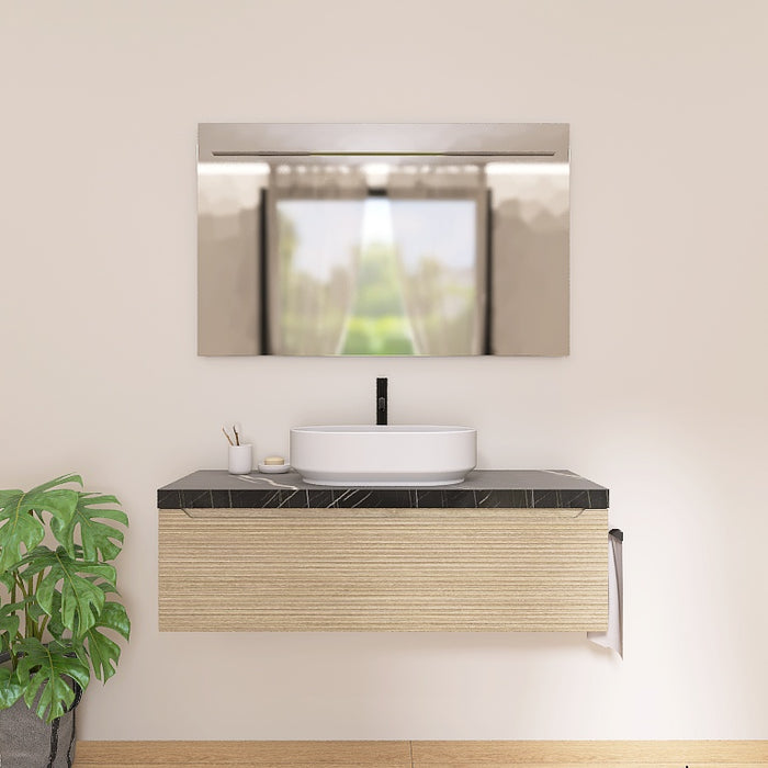 Il mobile presenta un elegante lavabo da appoggio, posizionato su un raffinato top scatolare in marmo nero marquinia. L'ampio cassetto sottostante, lungo ben 120 cm, con le sue discrete scanalature orizzontali e l’ anta a gola tipiche della serie Penelope, offre un pratico spazio contenitivo per riporre asciugamani, cosmetici e altri accessori, mantenendo tutto a portata di mano.
Completa la composizione un ampio specchio rettangolare con l’ elegante illuminazione a LED.