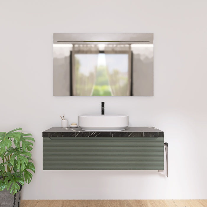 Il mobile presenta un elegante lavabo da appoggio, posizionato su un raffinato top scatolare in marmo nero marquinia. L'ampio cassetto sottostante, lungo ben 120 cm, con le sue discrete scanalature orizzontali e l’ anta a gola tipiche della serie Penelope, offre un pratico spazio contenitivo per riporre asciugamani, cosmetici e altri accessori, mantenendo tutto a portata di mano.
Completa la composizione un ampio specchio rettangolare con l’ elegante illuminazione a LED.
