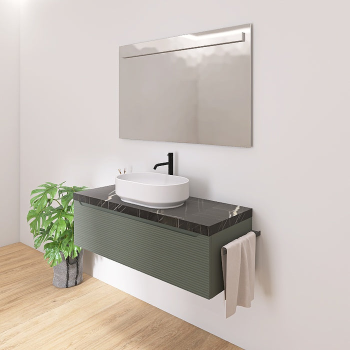 Il mobile presenta un elegante lavabo da appoggio, posizionato su un raffinato top scatolare in marmo nero marquinia. L'ampio cassetto sottostante, lungo ben 120 cm, con le sue discrete scanalature orizzontali e l’ anta a gola tipiche della serie Penelope, offre un pratico spazio contenitivo per riporre asciugamani, cosmetici e altri accessori, mantenendo tutto a portata di mano.
Completa la composizione un ampio specchio rettangolare con l’ elegante illuminazione a LED.
