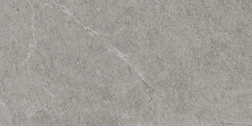 Piastrella per pavimento esterno in gres porcellanato effetto pietra della collezione Angers di Ceramica Rondine, formato 20x40 cm antiscivolo, colore Grey