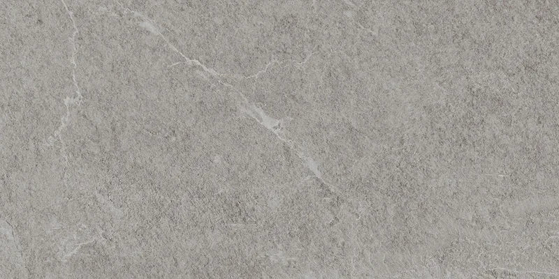 Piastrella per pavimento esterno in gres porcellanato effetto pietra della collezione Angers di Ceramica Rondine, formato 20x40 cm antiscivolo, colore Grey
