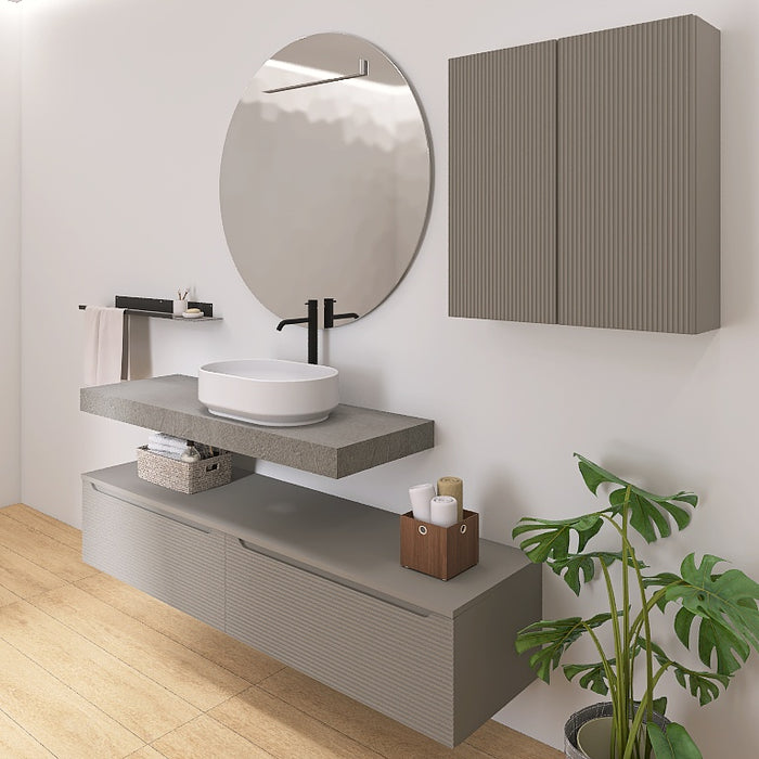 La composizione bagno Penelope 01 si incentra sul top scatolare effetto resina che ospita un lavabo da appoggio bianco. Il pratico pensile a muro e i cassettoni sottostanti offrono massima capienza. Chiude la composizione un grande specchio tondo.