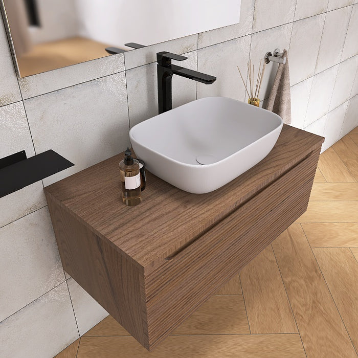 Composizione bagno sospesa interamente realizzata in Italia composta da una base con 1 cassettone in finitura cannettata orizzontale, un top in tinta con la base, un elegante lavabo da appoggio in ceramica bianca, un grande specchio rettangolare a filo lucido con lampada a led, una mensola nera in metallo e un portasciugamani posizionato sul fianco del mobile.

Disponibile nelle finiture: Tortora Opaco, Bianco Opaco, Noce e Rovere.