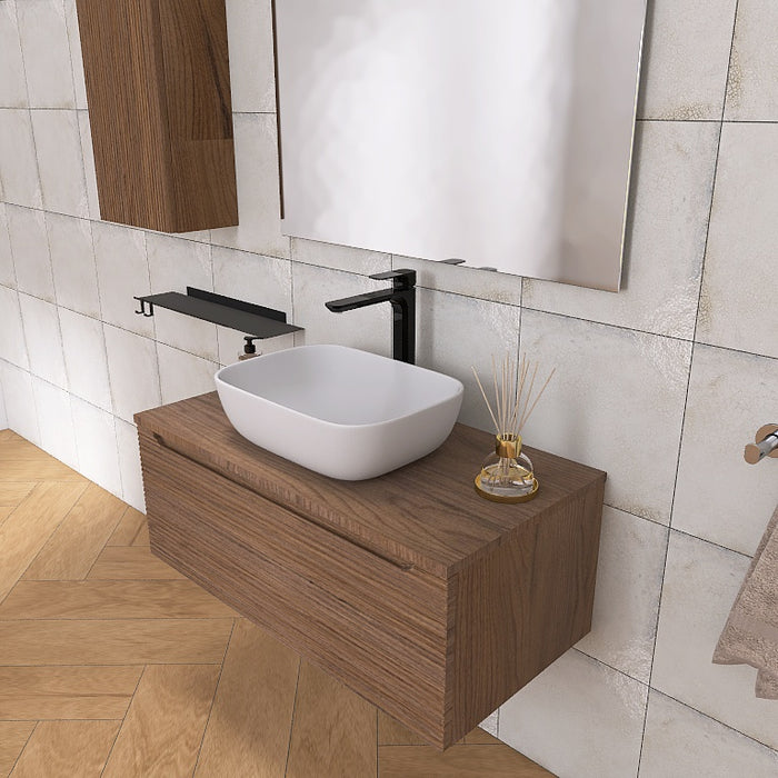Composizione bagno sospesa interamente realizzata in Italia composta da una base con 1 cassettone in finitura cannettata orizzontale, un top in tinta con la base, un elegante lavabo da appoggio in ceramica bianca, un grande specchio rettangolare a filo lucido con lampada a led, una mensola nera in metallo e un portasciugamani posizionato sul fianco del mobile.

Disponibile nelle finiture: Tortora Opaco, Bianco Opaco, Noce e Rovere.