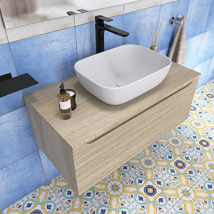 Composizione bagno sospesa interamente realizzata in Italia composta da una base con 1 cassettone in finitura cannettata orizzontale, un top in tinta con la base, un elegante lavabo da appoggio in ceramica bianca, un grande specchio rettangolare a filo lucido con lampada a led, una mensola nera in metallo e un portasciugamani posizionato sul fianco del mobile.

Disponibile nelle finiture: Tortora Opaco, Bianco Opaco, Noce e Rovere.