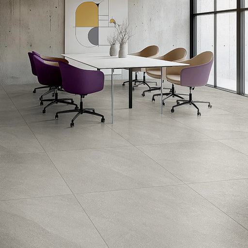 Ufficio moderno con pavimento ArkiStone Perla di Idea Ceramica in gres porcellanato effetto pietra 120x120 cm 