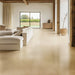 Salotto moderno con pavimento ArkiStone Vanilla di Idea Ceramica in gres porcellanato effetto pietra 60x120 cm 