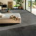 Soggiorno con pavimento ArkiStone Carbone di Idea Ceramica in gres porcellanato effetto pietra 60x60 cm 