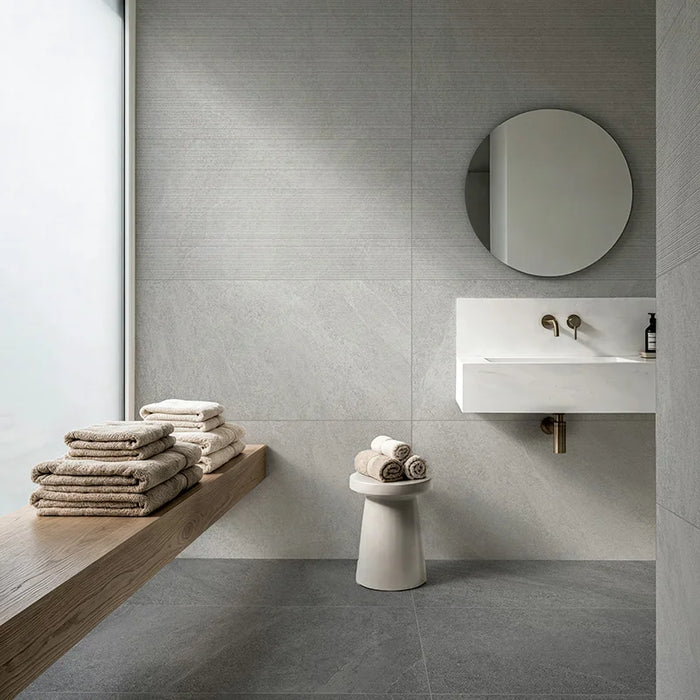 Bagno moderno  con rivestimento ArkiStone Perla Strutturato di Idea Ceramica in gres porcellanato effetto pietra rigata 60x120 cm