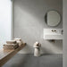 Bagno moderno  con rivestimento ArkiStone Perla Strutturato di Idea Ceramica in gres porcellanato effetto pietra rigata 60x120 cm