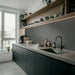 Cucina nera moderna con rivestimento ArkiStone Carbone Strutturato di Idea Ceramica in gres porcellanato effetto pietra rigata 60x120 cm