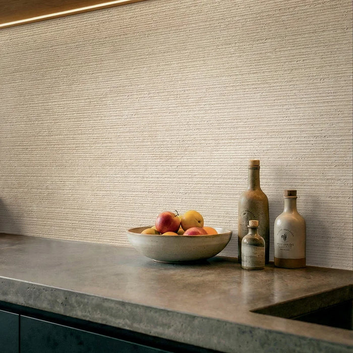 Dettaglio cucina con rivestimento ArkiStone Vanilla Strutturato di Idea Ceramica in gres porcellanato effetto pietra rigata 60x120 cm 