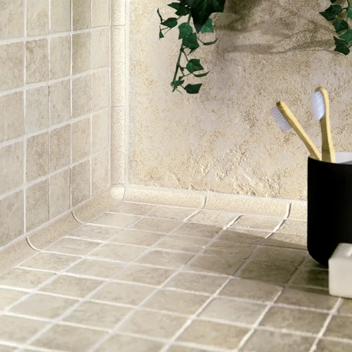 Ambientazione con piastrelle in gres porcellanato effetto pietra naturale anticata e vissuta, collezione Azteca di Settecento Ceramica, colore Avorio 32,7x32,7