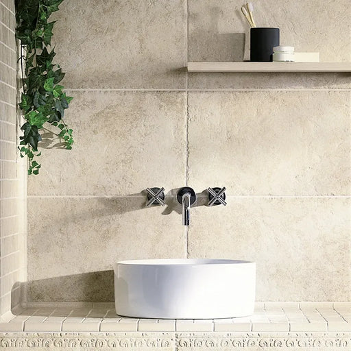 ambientazione con piastrelle in gres porcellanato effetto pietra naturale anticata e vissuta, collezione Azteca di Settecento Ceramica, colore Avorio 32,7x49