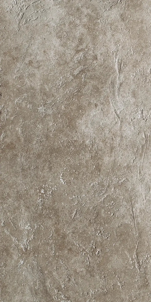 Dettaglio piastrella in gres porcellanato effetto pietra naturale anticata e vissuta, collezione Azteca di Settecento Ceramica, colore Bruno 49x98