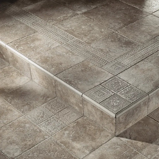ambientazione con pastrelle in gres porcellanato effetto pietra naturale anticata e vissuta, collezione Azteca di Settecento Ceramica, colore Bruno 49x98