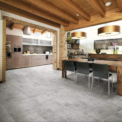 ambientazione con pastrelle in gres porcellanato effetto pietra naturale anticata e vissuta, collezione Azteca di Settecento Ceramica, colore Grigio 49x98