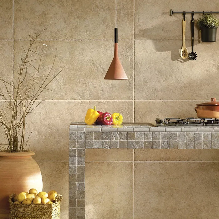 Ambientazione con piastrelle in gres porcellanato effetto pietra naturale anticata e vissuta, collezione Azteca di Settecento Ceramica, colore Sabbia 32,7x32,7