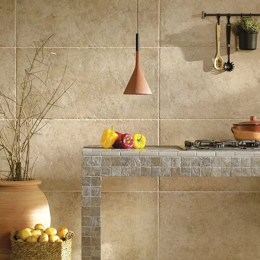 ambientazione con piastrelle in gres porcellanato effetto pietra naturale anticata e vissuta, collezione Azteca di Settecento Ceramica, colore Sabbia 49x49
