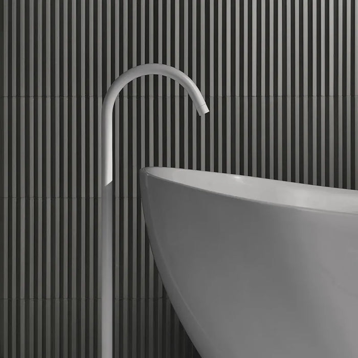 Ambientazione bagno con vasca minimale con Decoro KitKat  collezione Abacus di Settecento Ceramica, Flatt Charcoal 7,5x30