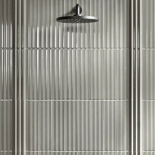 Ambientazione con una doccia minimale  con Decoro KitKat  collezione Abacus di Settecento Ceramica, Flatt Dove 7,5x30